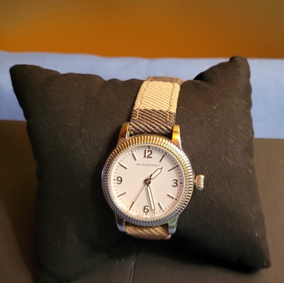 Womens Burberry watch - Picture 5 of 8
